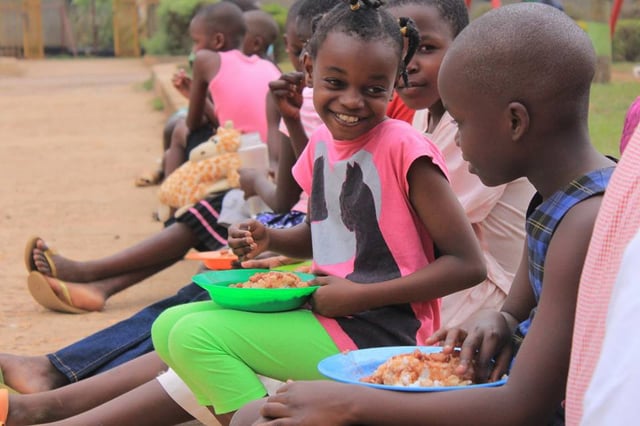 bayamba kids eating lunch .jpg